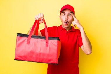 Genç İspanyol adam şaşırmış görünüyor, yeni bir düşünce, fikir ya da konsept keşfediyor. Pizza dağıtımı kavramı