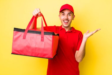 Genç İspanyol adam mutlu hissediyor, bir çözüm ya da fikir bulduğuna şaşırıyor. Pizza dağıtımı kavramı