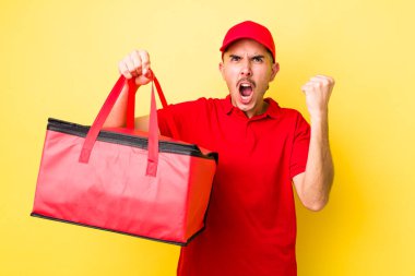 Genç İspanyol adam sinirli bir ifadeyle agresif bir şekilde bağırıyor. Pizza dağıtımı kavramı