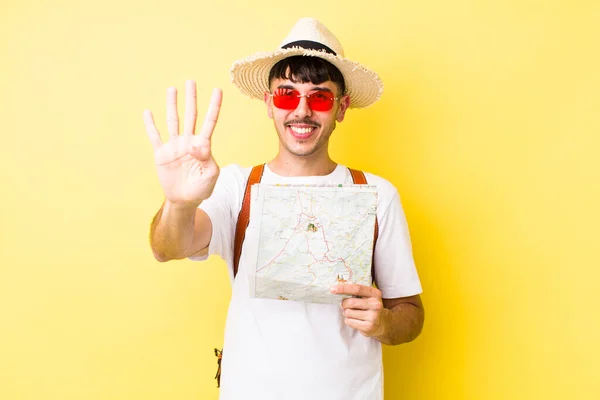 Jovem Turista Hispânico Sorrindo Olhando Amigável Mostrando Número Quatro Conceito — Fotografia de Stock