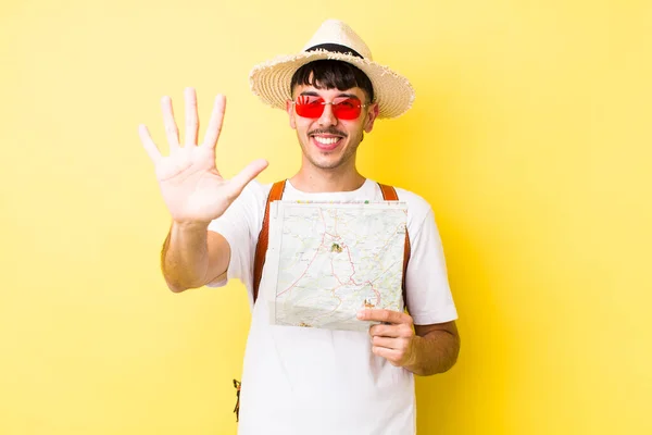 Der Junge Hispanische Tourist Lächelt Freundlich Und Zeigt Nummer Fünf — Stockfoto
