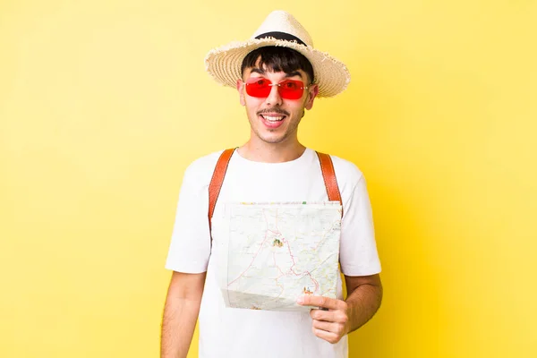 Joven Turista Hispano Que Parece Feliz Gratamente Sorprendido Concepto Vacaciones — Foto de Stock