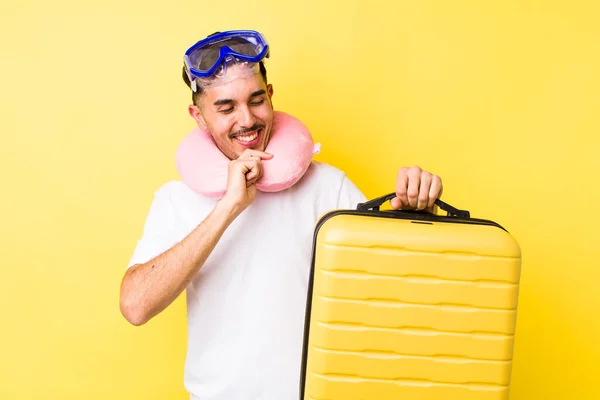 Junger Hispanischer Mann Mit Fröhlichem Selbstbewusstem Gesichtsausdruck Die Hand Kinn — Stockfoto