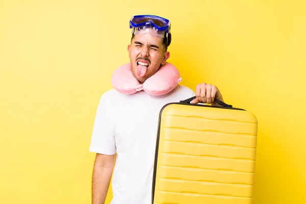 Joven Hispano Con Actitud Alegre Rebelde Bromeando Sacando Lengua Concepto — Foto de Stock