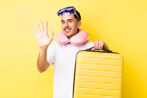 Junger Hispanischer Mann Lächelt Glücklich Winkt Mit Der Hand Begrüßt — Stockfoto