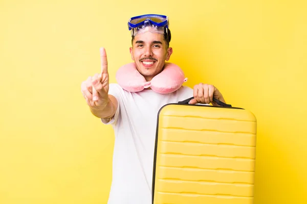 Joven Hispano Sonriendo Luciendo Amigable Mostrando Número Uno Concepto Viaje — Foto de Stock