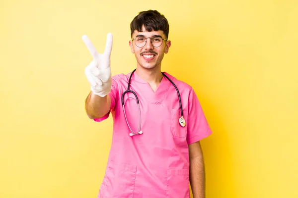 Jovem Hispânico Sorrindo Parecendo Feliz Gesticulando Vitória Paz Conceito Veterinário — Fotografia de Stock