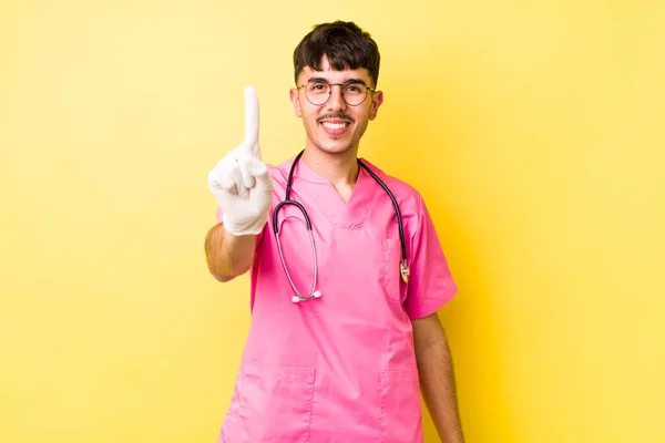 Jeune Homme Hispanique Souriant Fièrement Toute Confiance Faisant Numéro Concept — Photo