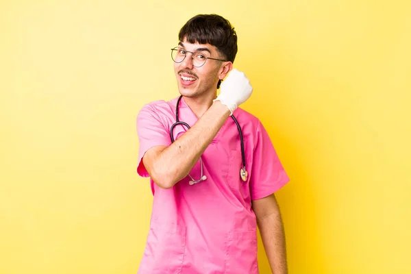 Jonge Spaanse Man Zich Gelukkig Voelen Geconfronteerd Met Een Uitdaging — Stockfoto