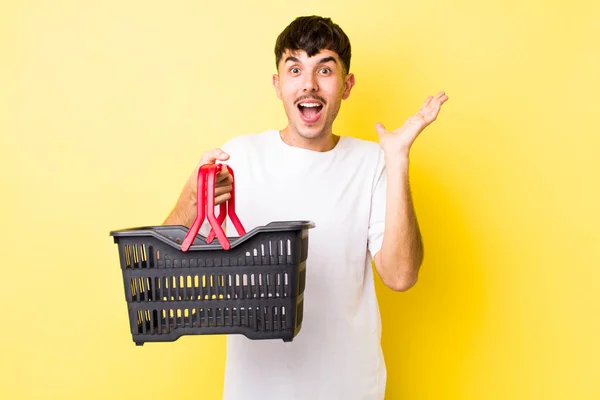 Jovem Hispânico Sentindo Feliz Espantado Com Algo Inacreditável Conceito Cesto — Fotografia de Stock