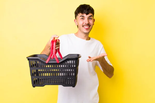 Giovane Uomo Ispanico Sorridendo Allegramente Sentendosi Felice Mostrando Concetto Concetto — Foto Stock