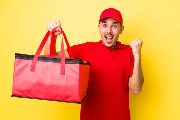 Jovem Hispânico Sentindo Chocado Rindo Celebrando Sucesso Conceito Pizza Entrega — Fotografia de Stock