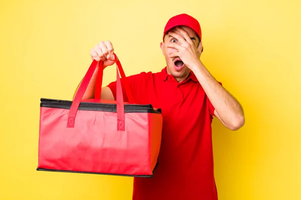 Ung Latinamerikan Man Ser Chockad Rädd Eller Skräckslagen Täcka Ansikte — Stockfoto