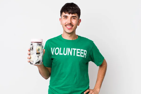 Voluntário Hispânico Sorrindo Feliz Com Uma Mão Quadril Confiante Conceito — Fotografia de Stock