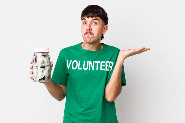 Voluntário Hispânico Sentindo Intrigado Confuso Duvidoso Conceito Doações — Fotografia de Stock