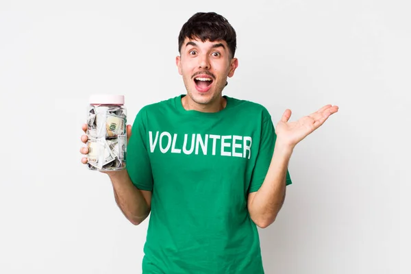 Voluntário Hispânico Sentindo Feliz Surpreso Com Algo Inacreditável Conceito Doações — Fotografia de Stock