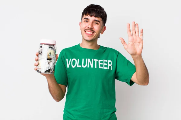 Voluntário Hispânico Sorrindo Feliz Acenando Mão Acolhendo Cumprimentando Você Conceito — Fotografia de Stock