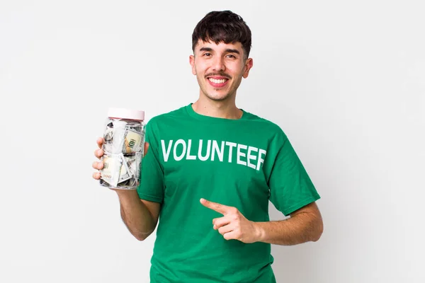 Voluntário Hispânico Sorrindo Alegremente Sentindo Feliz Apontando Para Lado Conceito — Fotografia de Stock
