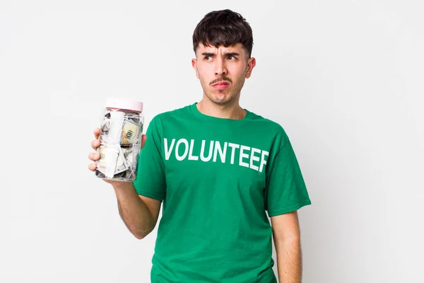 Voluntário Hispânico Sentindo Triste Chateado Com Raiva Olhando Para Lado — Fotografia de Stock