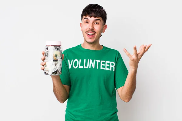 Voluntário Hispânico Sentindo Feliz Surpreso Perceber Uma Solução Ideia Conceito — Fotografia de Stock