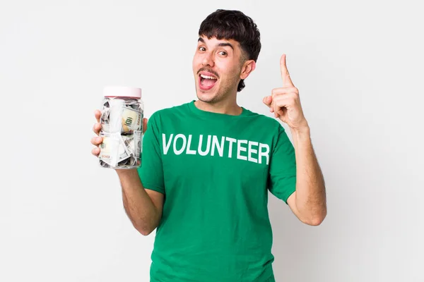 Voluntário Hispânico Sentindo Como Gênio Feliz Animado Depois Perceber Uma — Fotografia de Stock