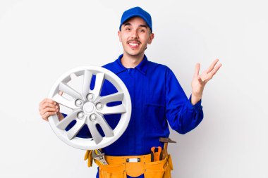 İspanyol adam kendini mutlu hissediyor, bir çözüm ya da fikir bulduğuna şaşırıyor. araba mekaniği kavramı