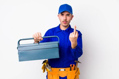 Genç İspanyol tesisatçı kızgın, sinirli, asi ve agresif hissediyor. araç kutusu konsepti