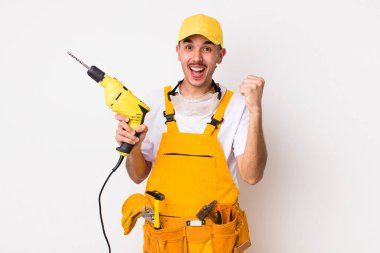 İspanyol tamirci şokta, gülüyor ve başarıyı kutluyor. sondaj kavramı