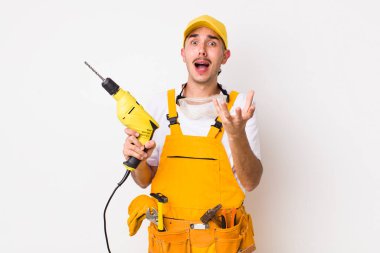 İspanyol tamirci umutsuz, sinirli ve stresli görünüyor. sondaj kavramı