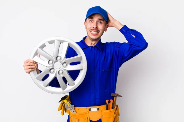 Spaanse Man Voelt Zich Gestrest Angstig Bang Met Handen Het — Stockfoto