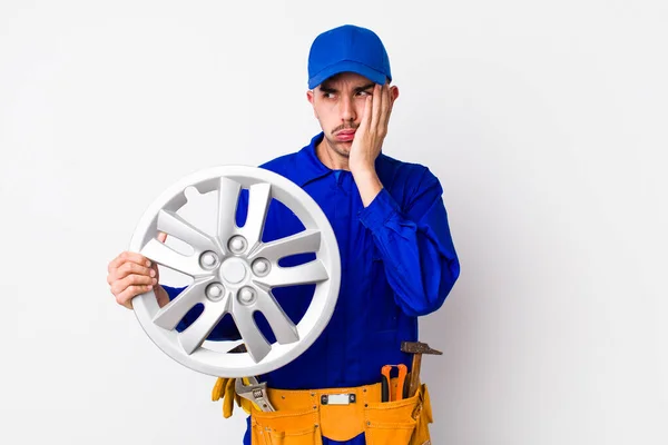 Hombre Hispano Sintiéndose Aburrido Frustrado Soñoliento Después Cansancio Concepto Mecánico — Foto de Stock