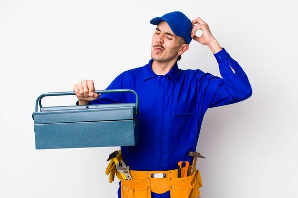 Der Junge Hispanische Klempner Fühlt Sich Verwirrt Und Verwirrt Und — Stockfoto