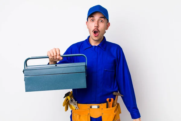 Jonge Spaanse Loodgieter Kijkt Zeer Geschokt Verrast Toolbox Concept — Stockfoto