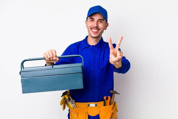 Jovem Canalizador Hispânico Sorrindo Parecendo Feliz Gesticulando Vitória Paz Conceito — Fotografia de Stock