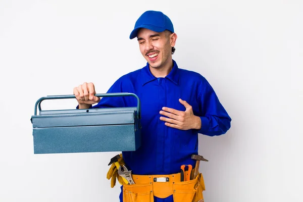 Jonge Spaanse Loodgieter Die Hardop Lacht Een Hilarische Grap Toolbox — Stockfoto