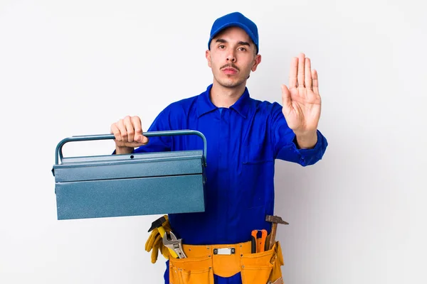 Jonge Spaanse Loodgieter Ziet Serieus Uit Toont Een Open Handpalm — Stockfoto