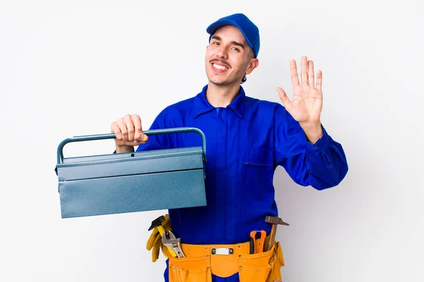 Jonge Spaanse Loodgieter Glimlacht Vrolijk Zwaait Met Zijn Hand Verwelkomt — Stockfoto