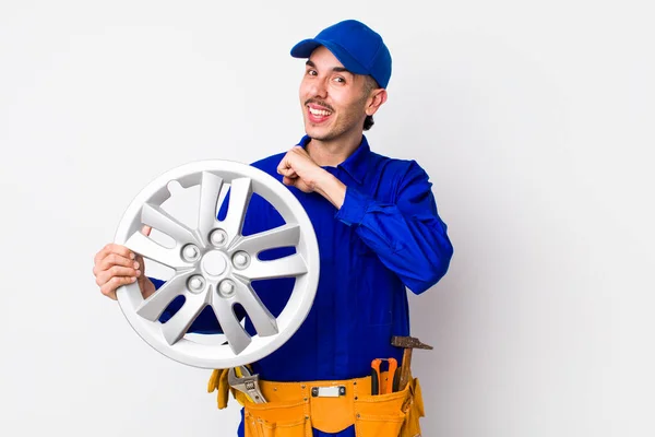 Hombre Hispano Sintiéndose Feliz Enfrentándose Desafío Celebración Concepto Mecánico Coche — Foto de Stock