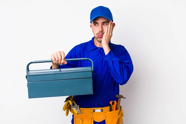 Joven Fontanero Hispano Sintiéndose Aburrido Frustrado Soñoliento Después Cansancio Concepto —  Fotos de Stock