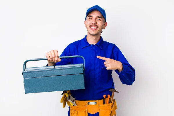 Jonge Spaanse Loodgieter Kijkt Opgewonden Verrast Wijzend Naar Zijkant Toolbox — Stockfoto