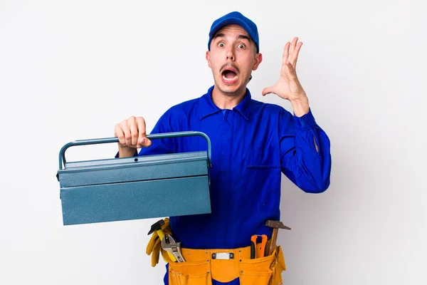 Jonge Spaanse Loodgieter Schreeuwt Met Zijn Handen Omhoog Toolbox Concept — Stockfoto