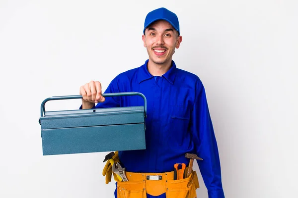 Ung Latinamerikan Rörmokare Ser Glad Och Positivt Överraskad Verktygslådekoncept — Stockfoto