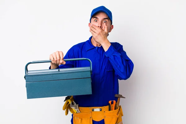 年轻的惊慌失措的水管工以震惊的双手捂住嘴 工具箱概念 — 图库照片