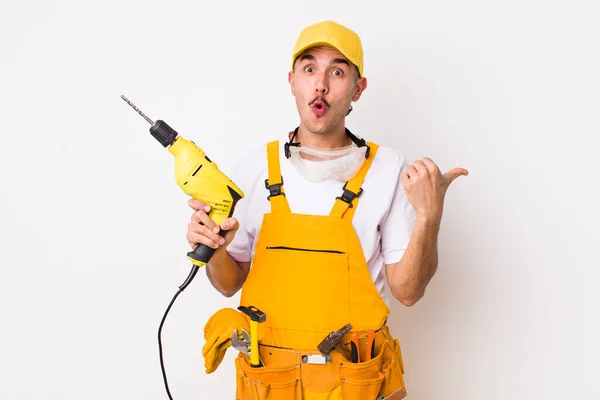 Hispanic Handyman Looking Astonished Disbelief Drill Concept — Stock Photo, Image