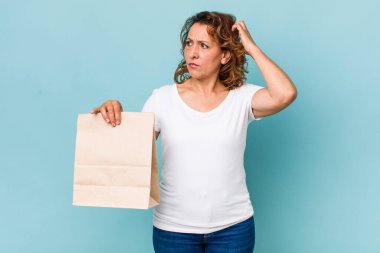 Orta yaşlı kadın şaşkın ve kafası karışık, kaşınan bir kafa hissediyor. konsepti kaldır