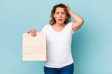 Orta yaşlı kadın kendini stresli, endişeli ya da korkmuş hissediyor. Elleri başının üstünde. konsepti kaldır