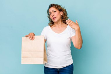 Orta yaşlı kadın stresli, endişeli, yorgun ve hayal kırıklığına uğramış hissediyor. konsepti kaldır