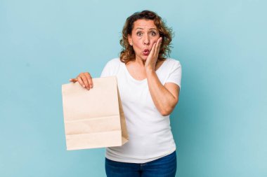 Orta yaşlı kadın şokta ve korkmuş hissediyor. konsepti kaldır