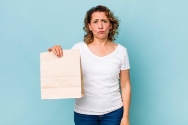 Orta yaşlı bir kadın üzgün ve mızmızlanıyor. Mutsuz bir bakışı var ve ağlıyor. konsepti kaldır