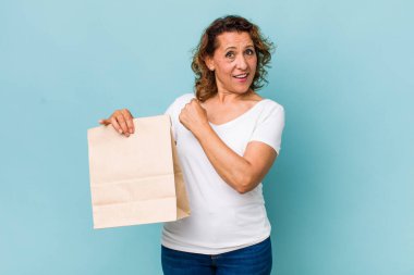 Orta yaşlı bir kadın mutlu hisseder ve bir meydan okumayla yüzleşir ya da kutlama yapar. konsepti kaldır